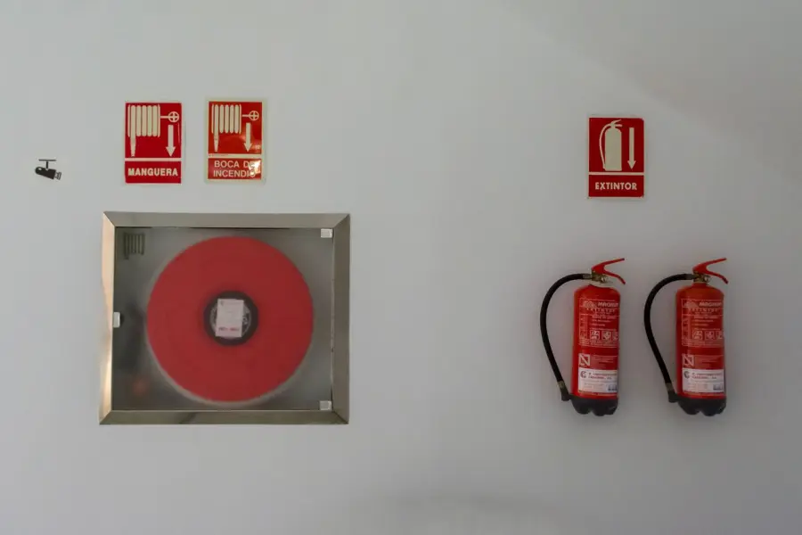 Sicurezza antincendio nelle piccole attività: obblighi, controlli periodici e responsabilità del titolare