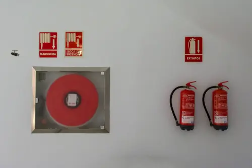 Sicurezza antincendio nelle piccole attività: obblighi, controlli periodici e responsabilità del titolare